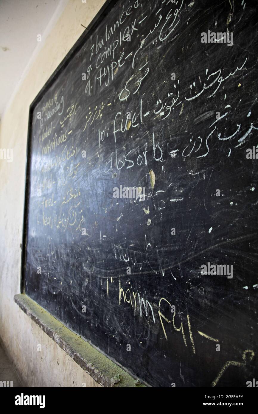 Gli studenti afghani imparano l'inglese in una scuola superiore nel distretto Rokha della provincia di Panjshir, Afghanistan, gennaio 11. Foto Stock