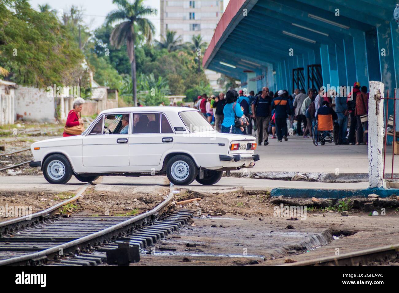 CAMAGUEY, CUBA - 25 GENNAIO 2016: L'automobile sovietica di Lada sta attraversando i binari ferroviari a Camaguey Foto Stock