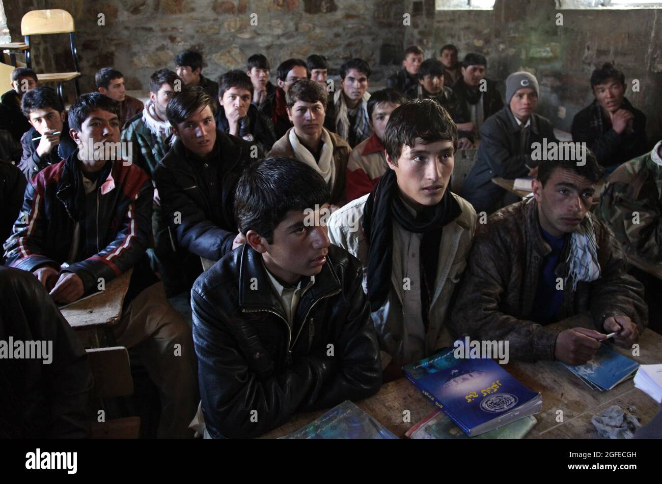 I giovani afghani frequentano una scuola nel distretto di Dara nella provincia di Panjshir, Afghanistan, 3 gennaio 2010. Foto Stock