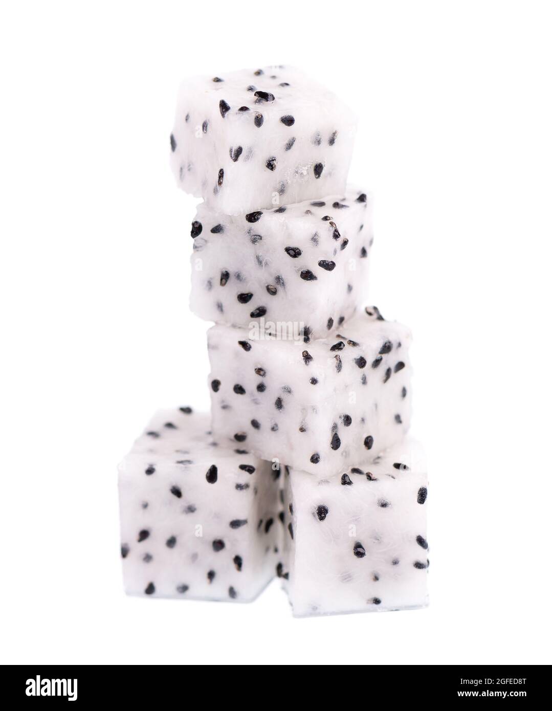 Dragon Fruit isolato su sfondo bianco. Pezzi, cubetti di Pitaya o pitahaya frutta, con percorso di taglio. Foto Stock