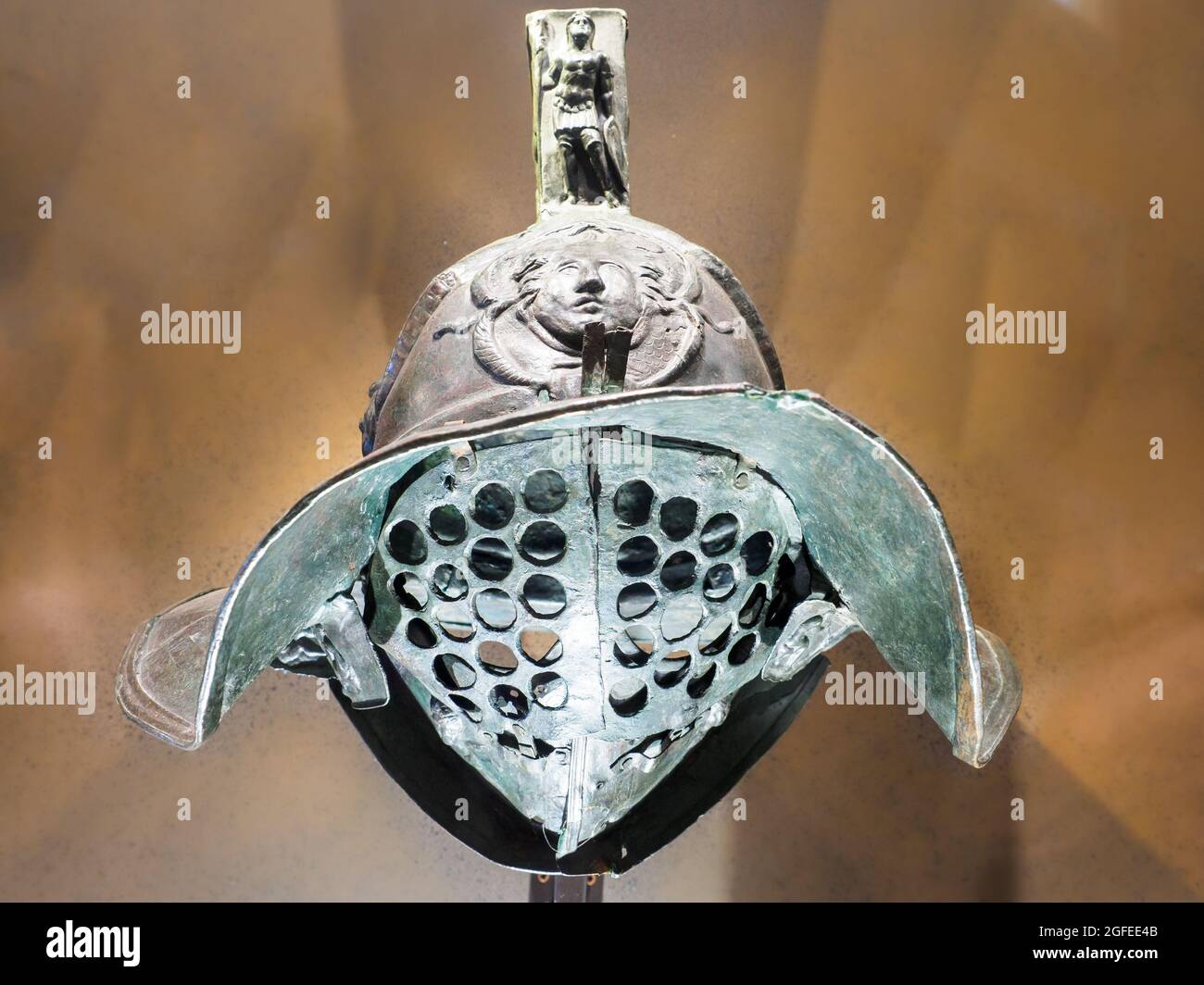 Il casco di bronzo del gladiatore di Murmillo con gorgoneion e Marte, grifoni ed erote sulla cresta - caserme gladiatoriali, Pompei seconda metà del i secolo d.C. Foto Stock