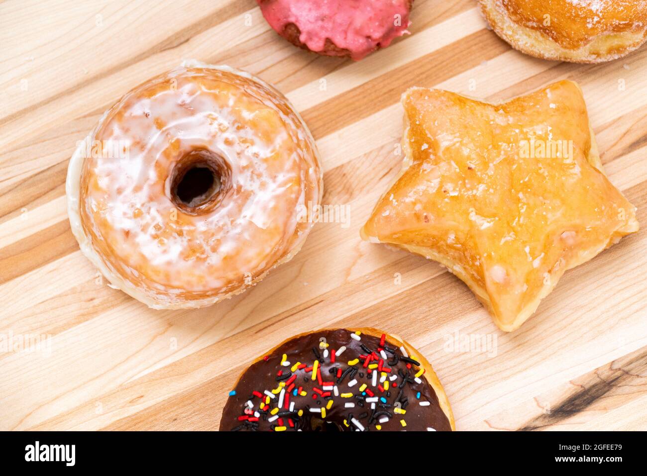 Scatola di ciambelle mista con stella di ciambella Foto Stock