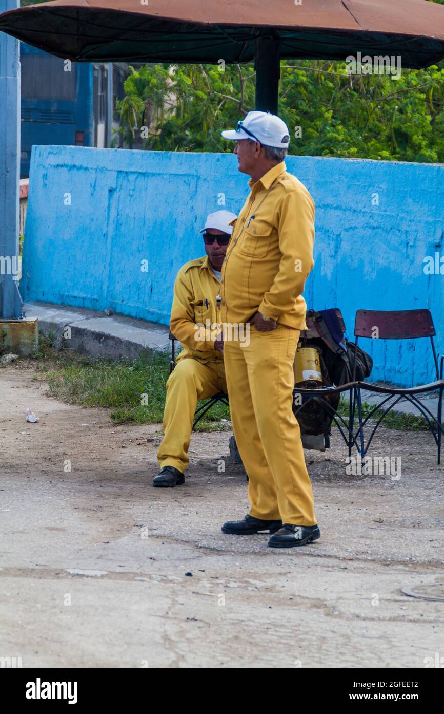 SANCTI SPIRITUS, CUBA - 8 FEB 2016: Strada spot con Amarillos i gialli , che fermano le auto e obbligano il conducente a dare un ascensore al popolo waiti Foto Stock