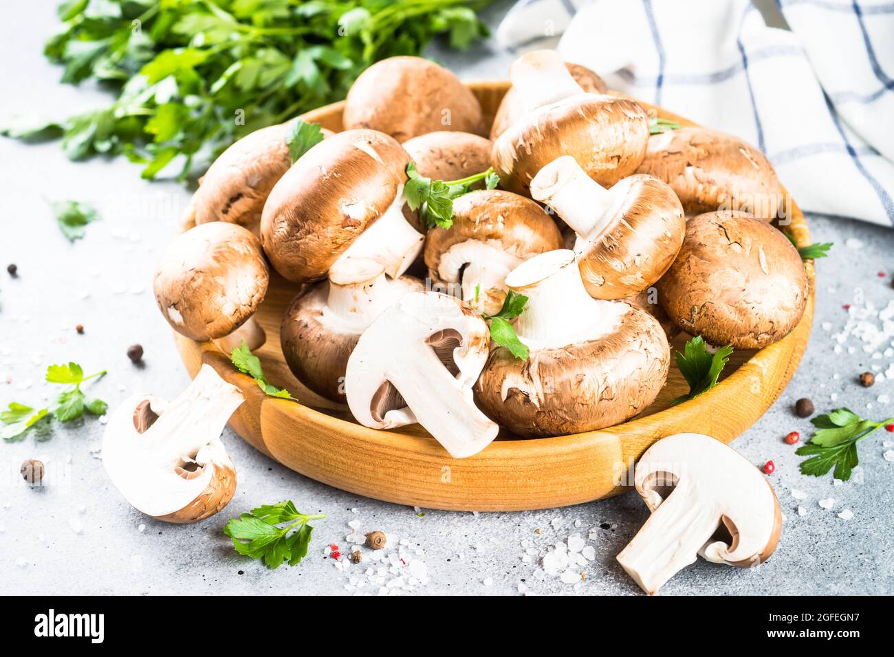 Champignon. Funghi freschi organnici su sfondo nero. Foto Stock