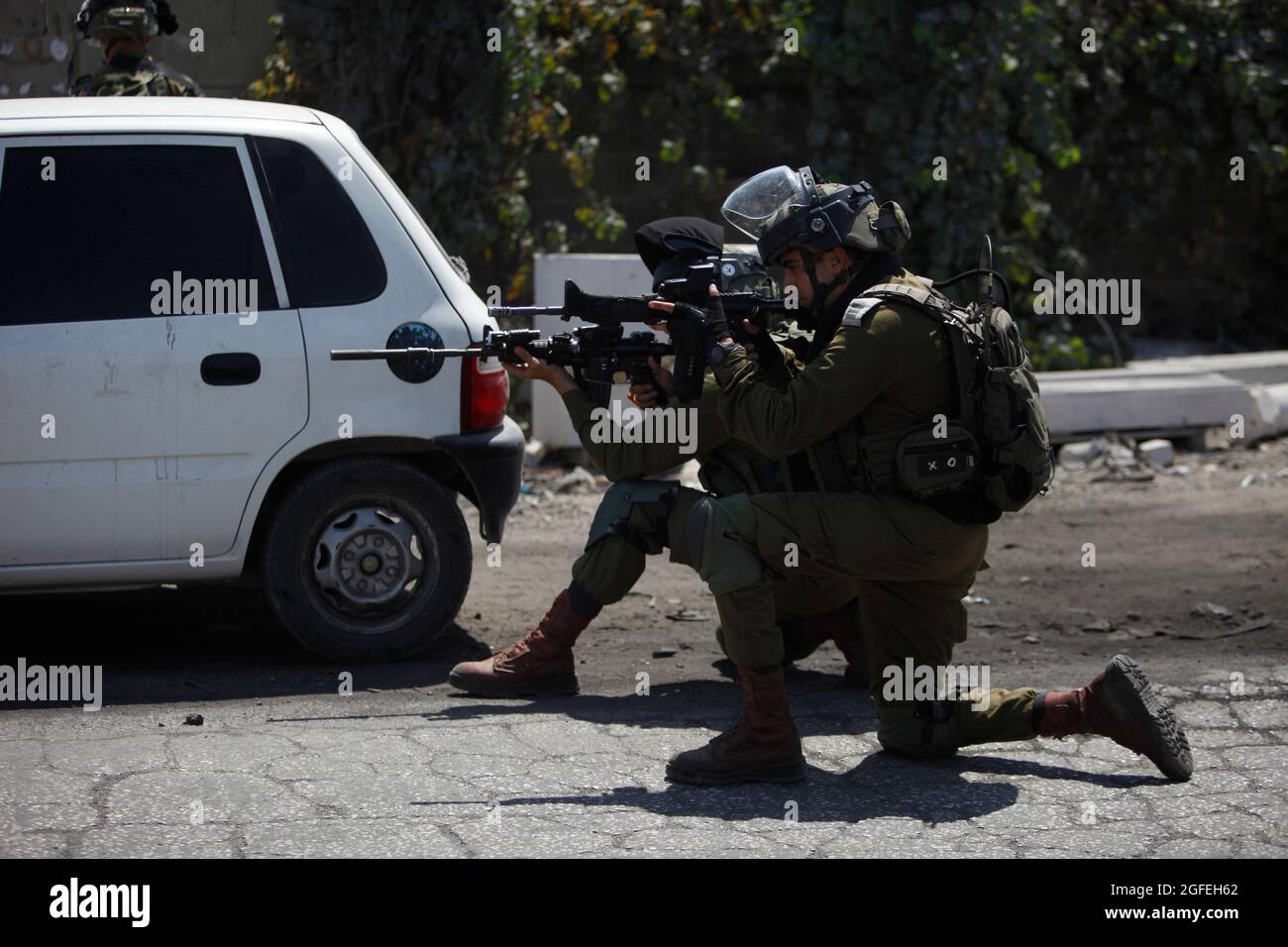 I palestinesi si scontrano con le forze di sicurezza israeliane durante una protesta contro l'avamposto israeliano di Eviatar, nel villaggio di Beita, vicino alla Cisgiordania. Foto Stock