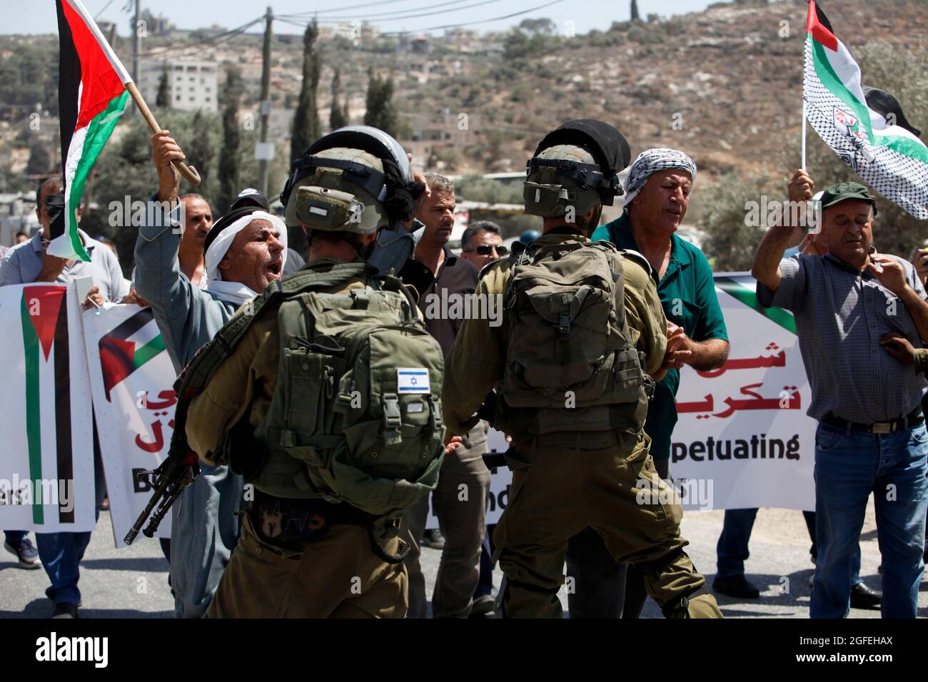 I palestinesi si scontrano con le forze di sicurezza israeliane durante una protesta contro l'avamposto israeliano di Eviatar, nel villaggio di Beita, vicino alla Cisgiordania. Foto Stock