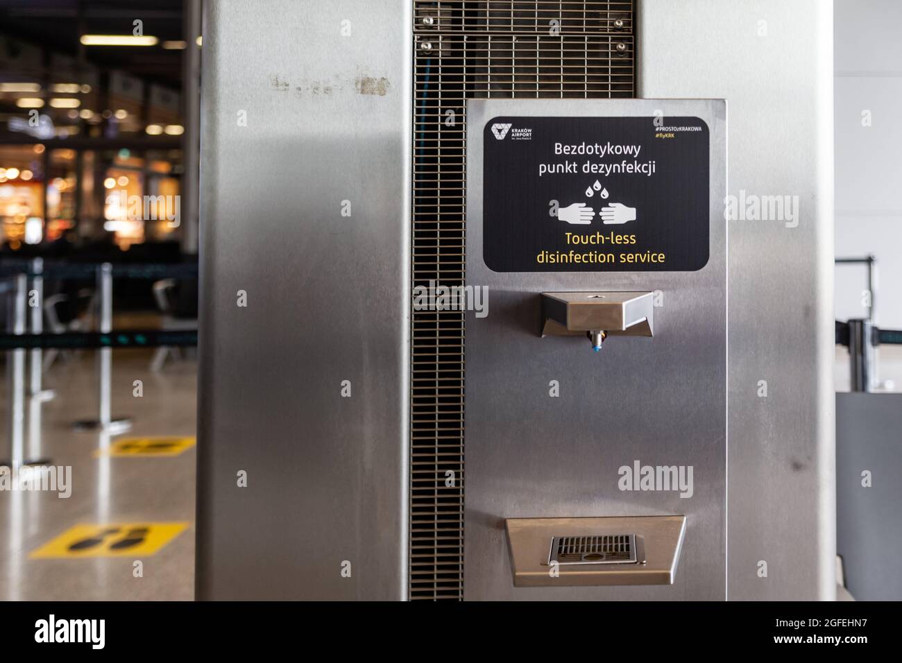 Cracovia, Polonia. 01 luglio 2021. Servizio di disinfezione touch-less nel terminal principale. L'Aeroporto Internazionale John Paul II di Cracovia e' un aeroporto internazionale situato vicino Cracovia, nel villaggio di Balice. È il secondo aeroporto più trafficato del paese in termini di volume di passeggeri serviti annualmente. Credit: SOPA Images Limited/Alamy Live News Foto Stock