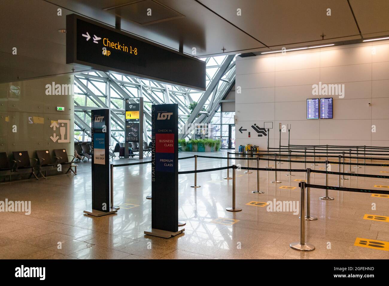 Cracovia, Polonia. 01 luglio 2021. Banchi di check-in separati da nastro nella sala postale del terminal. L'Aeroporto Internazionale Giovanni Paolo II di Cracovia e' un aeroporto internazionale situato vicino a Cracovia, nel villaggio di Balice. È il secondo aeroporto più trafficato del paese in termini di volume di passeggeri serviti annualmente. Credit: SOPA Images Limited/Alamy Live News Foto Stock