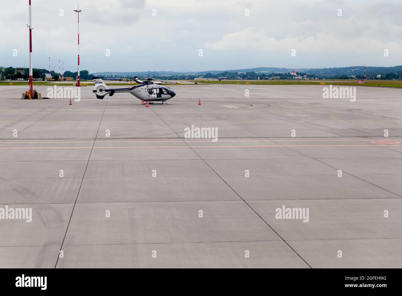 Cracovia, Polonia. 01 luglio 2021. Elicottero visto nell'area di atterraggio. L'Aeroporto Internazionale Giovanni Paolo II di Cracovia e' un aeroporto internazionale situato vicino a Cracovia, nel villaggio di Balice. È il secondo aeroporto più trafficato del paese in termini di volume di passeggeri serviti annualmente. Credit: SOPA Images Limited/Alamy Live News Foto Stock