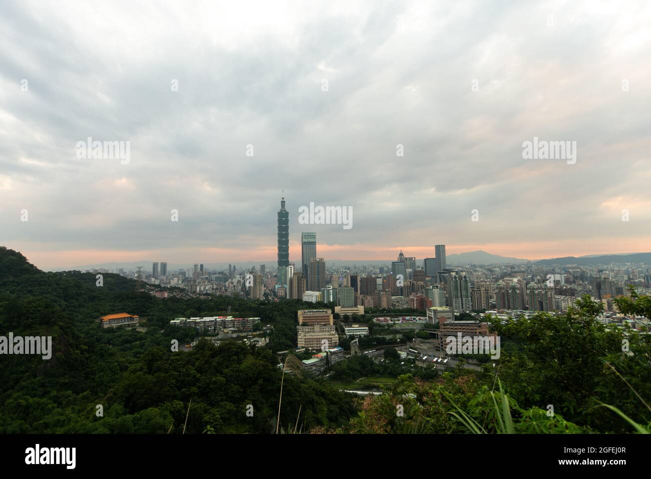 Vista della città con Taipei 101 e Taipei Nan Shan Plaza al tramonto, Taiwan Foto Stock