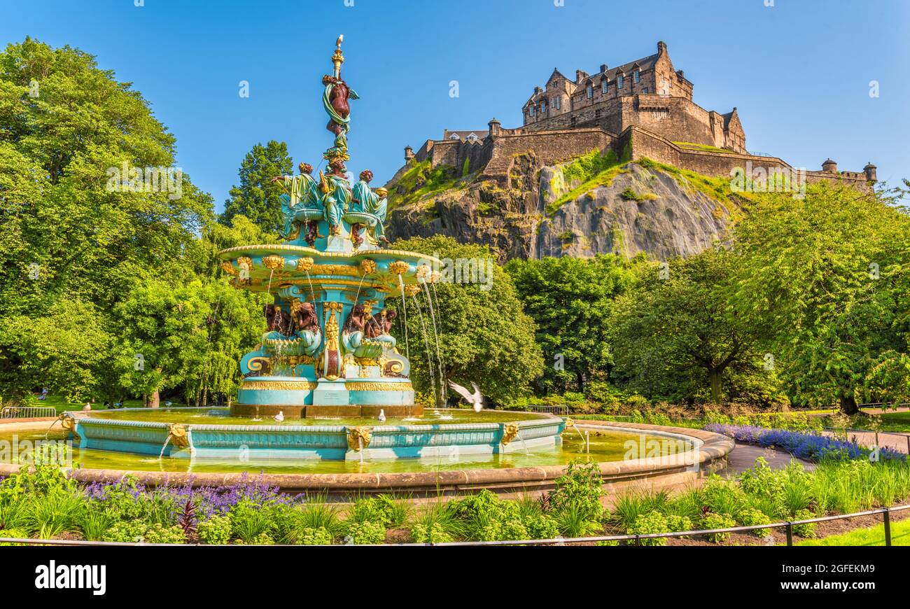 La Ross Fountain in Princes' St Gardens e il Castello di Edimburgo, Edimburgo, Scozia Foto Stock