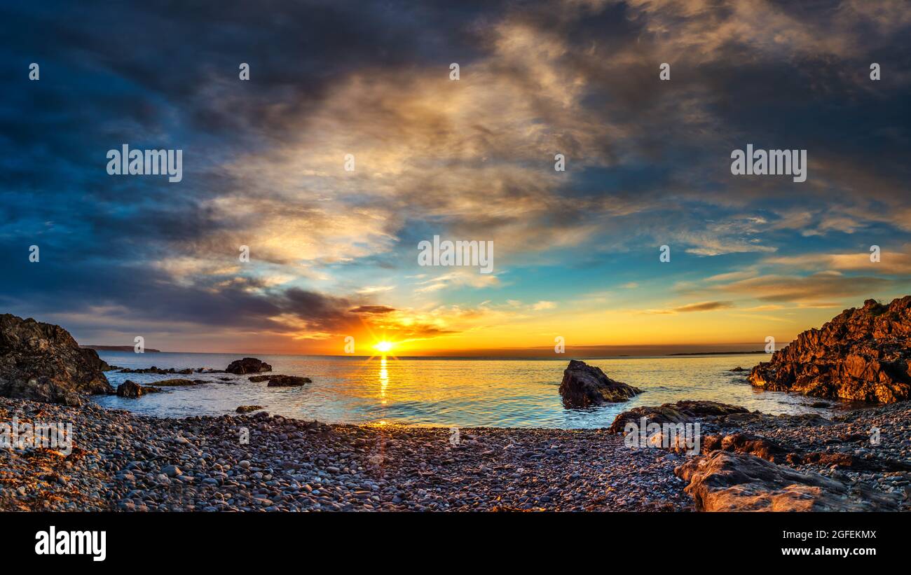 Midsummer Sunrise a Gray Point, County Down, Irlanda del Nord Foto Stock