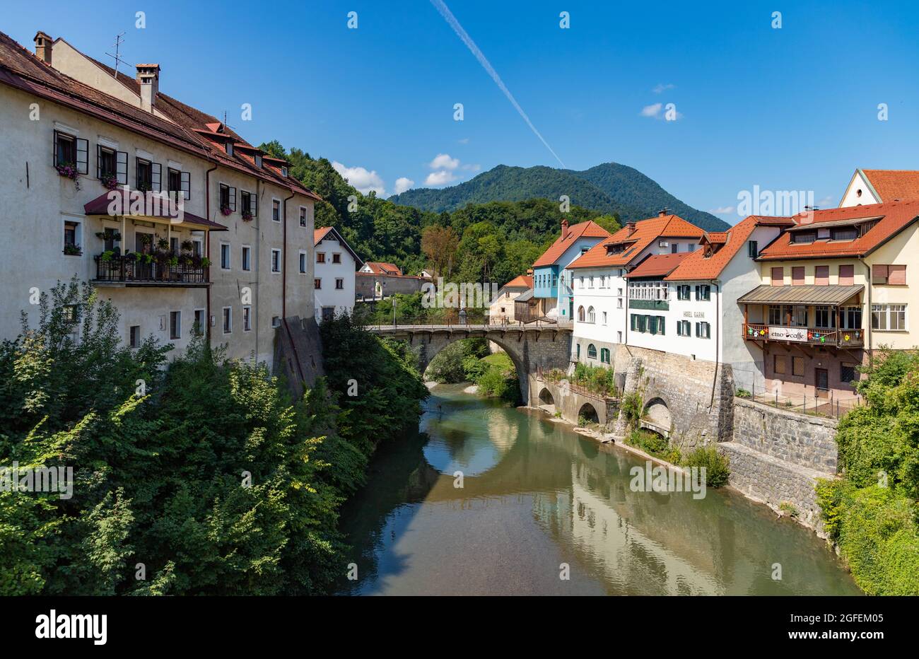 Una foto del Ponte dei Cappuccini, il più antico ponte della Slovenia, sul fiume Selška Sora, a Škofja Loka. Foto Stock