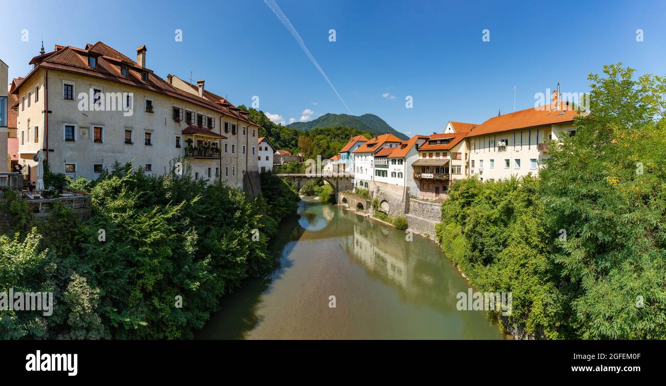 Un'immagine panoramica del Ponte Cappuccino, il più antico ponte della Slovenia, sul fiume Selška Sora, a Škofja Loka. Foto Stock