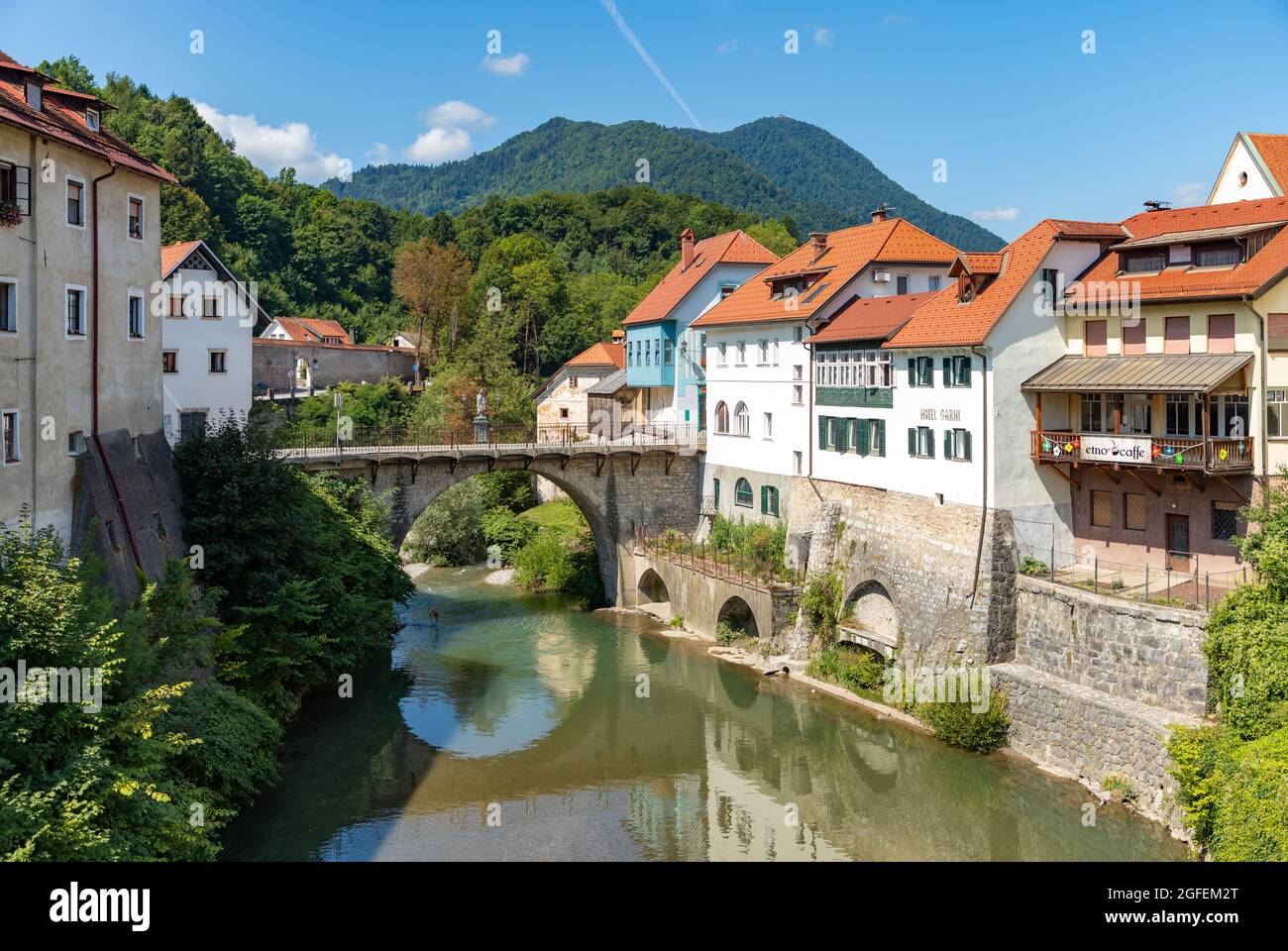 Una foto del Ponte dei Cappuccini, il più antico ponte della Slovenia, sul fiume Selška Sora, a Škofja Loka. Foto Stock