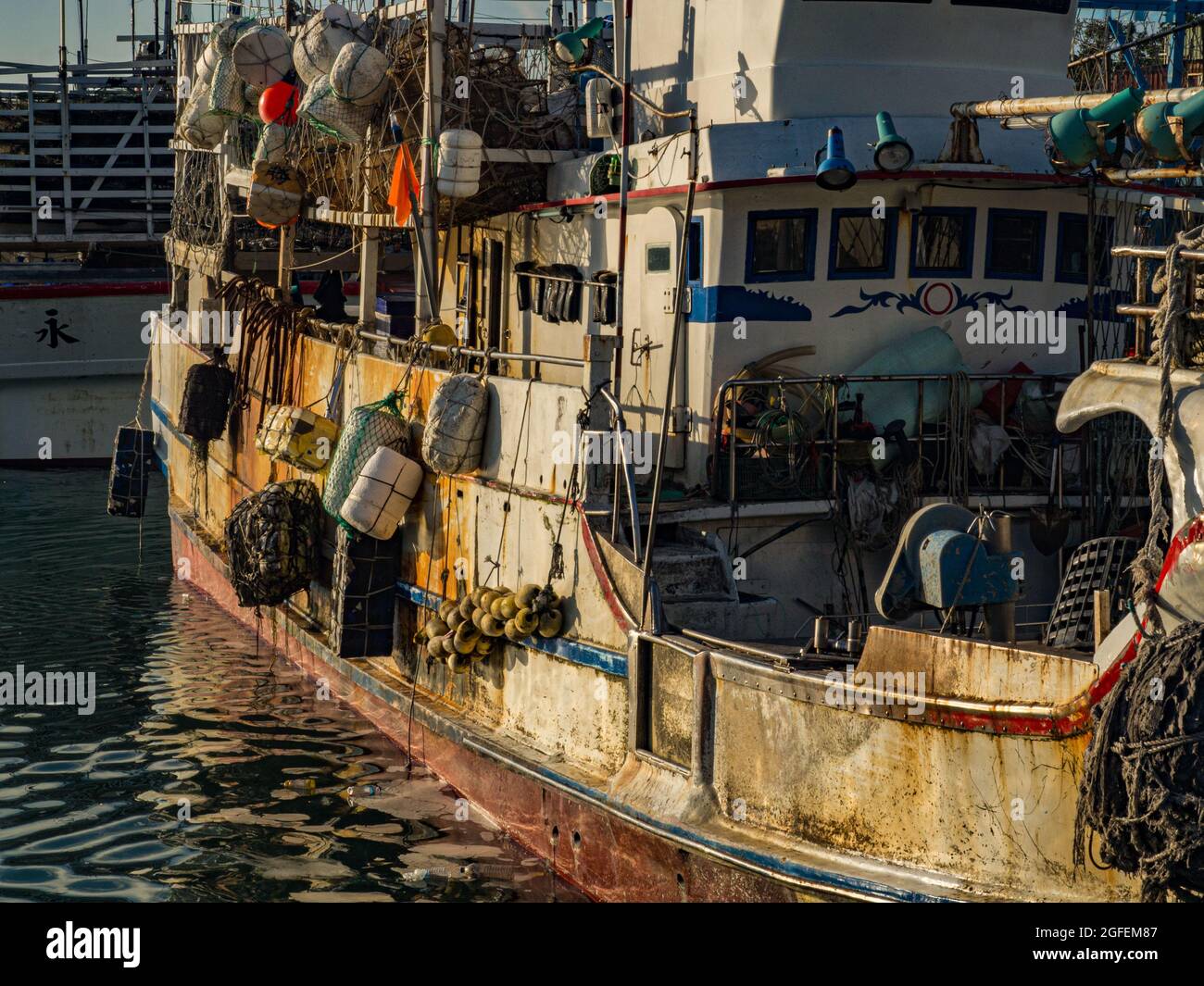 Fuji, Taiwan - Ottobre 03, 2016: barche da pesca di diverse dimensioni in Fuji porto di pescatori. Porto di pesca Foto Stock