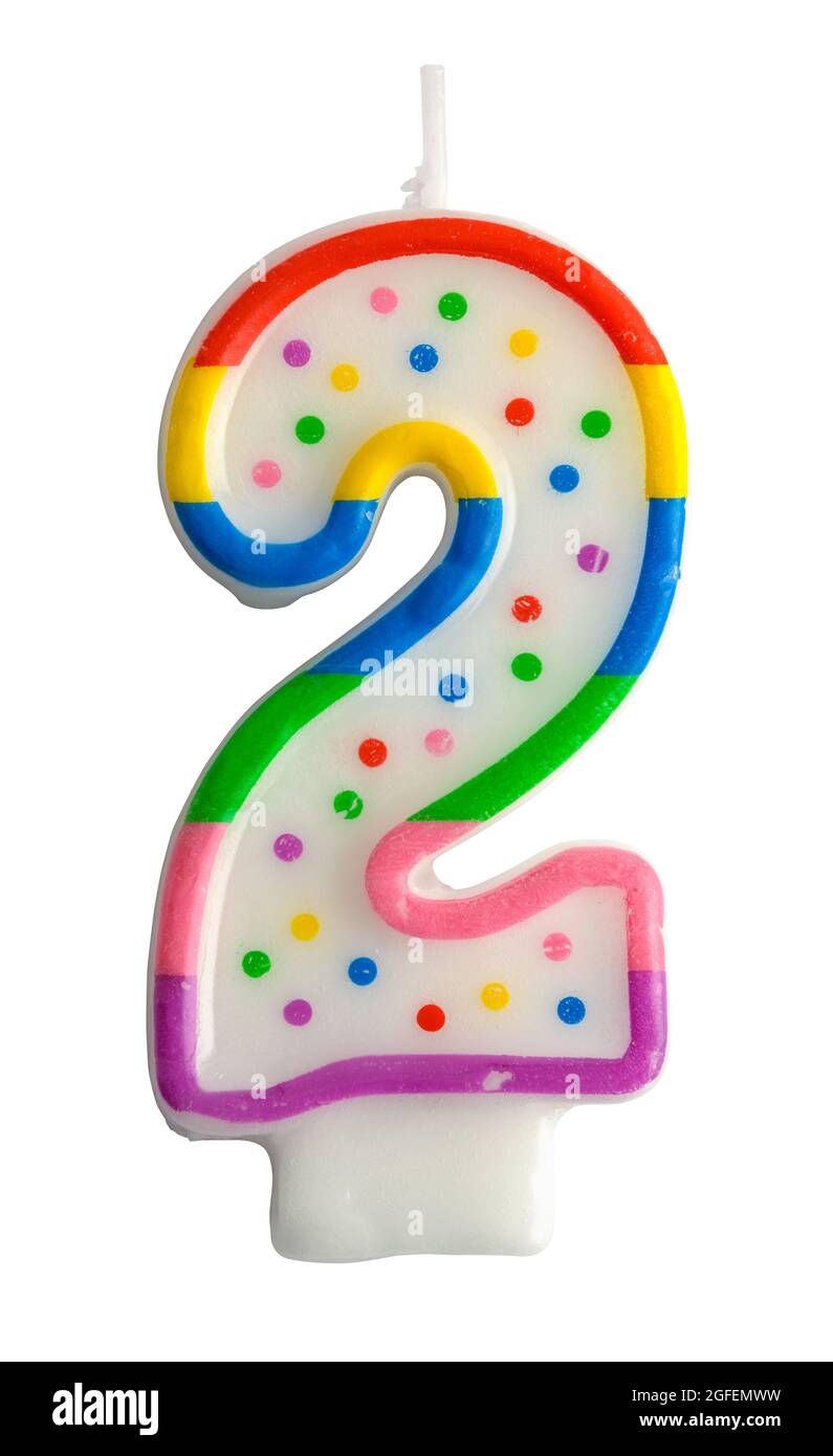 Coloratissima candela di compleanno numero due tagliata in bianco. Foto Stock