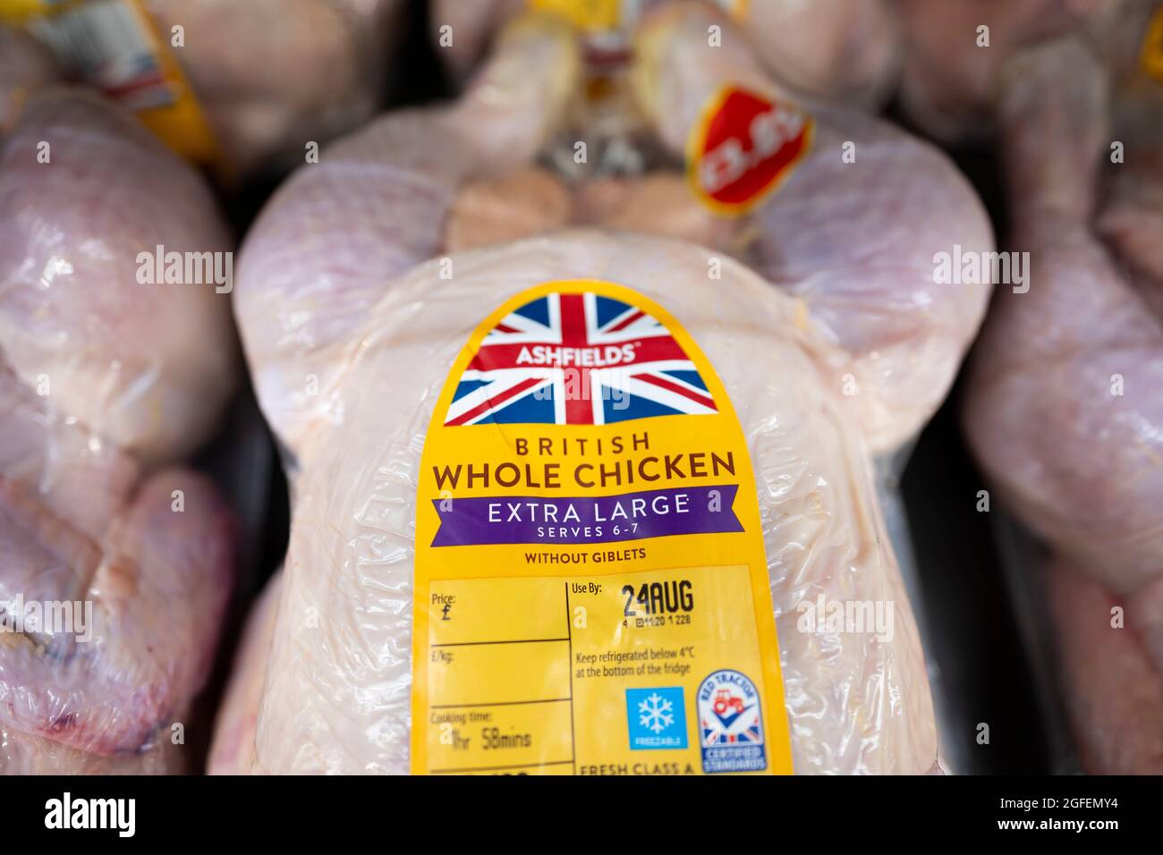 Un pollo intero in vendita in un supermercato nel Regno Unito. Foto Stock