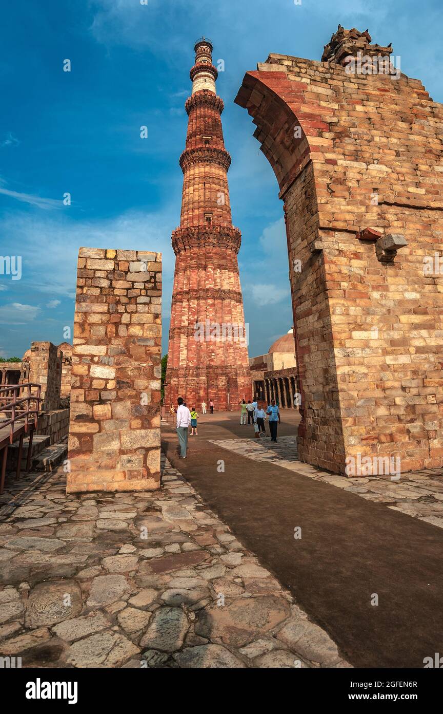 Qutub Minar monumento a Nuova Delhi, India. Il Qutub Minar è il minareto più alto dell'India ed è patrimonio dell'umanità dell'UNESCO. Foto Stock