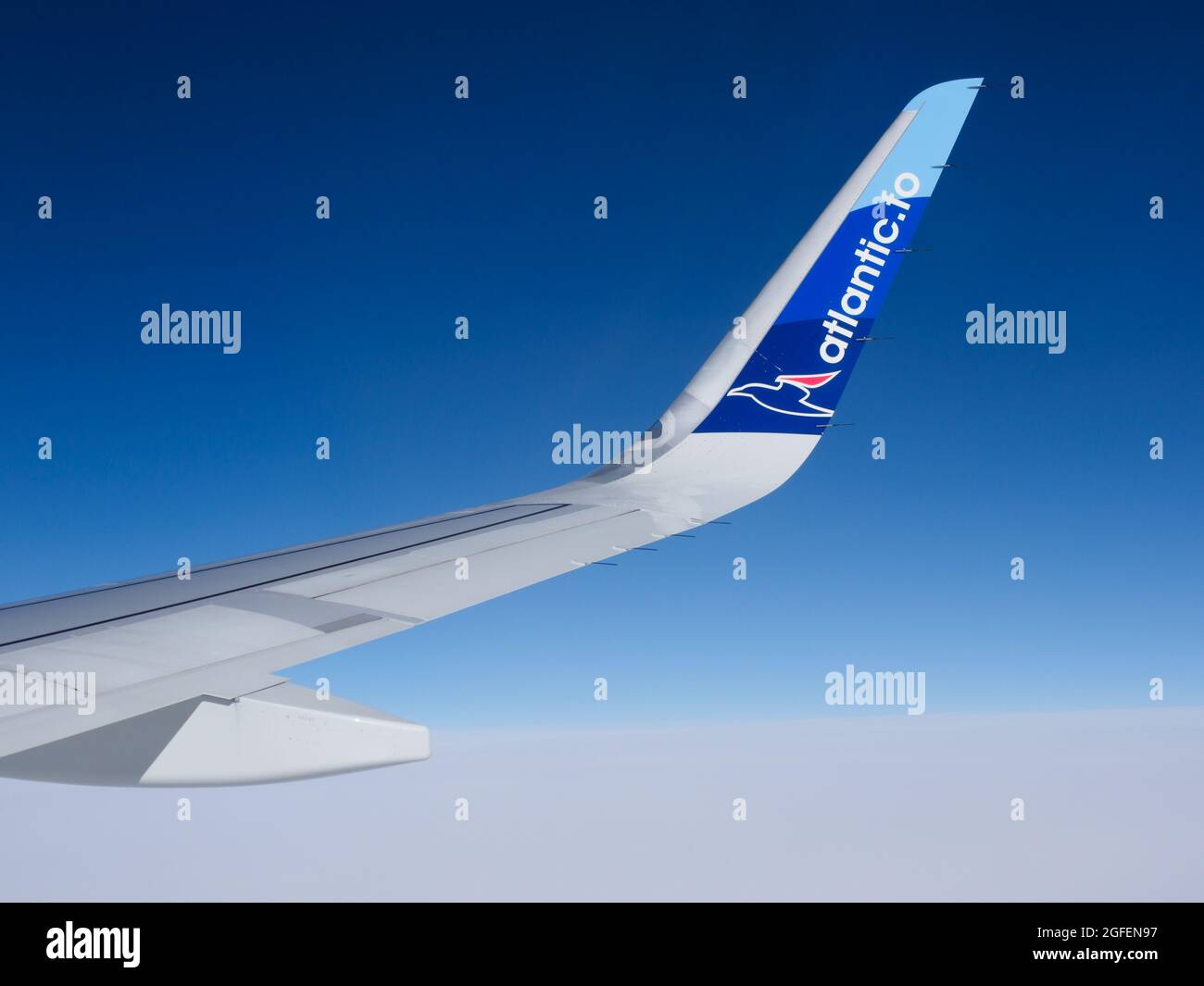 Danimarca - Ott 2020: Ala di un jet Atlantic Airways sullo sfondo del cielo blu durante il volo da Copenhagen alle Isole Faroe. Atlantic è il nat Foto Stock