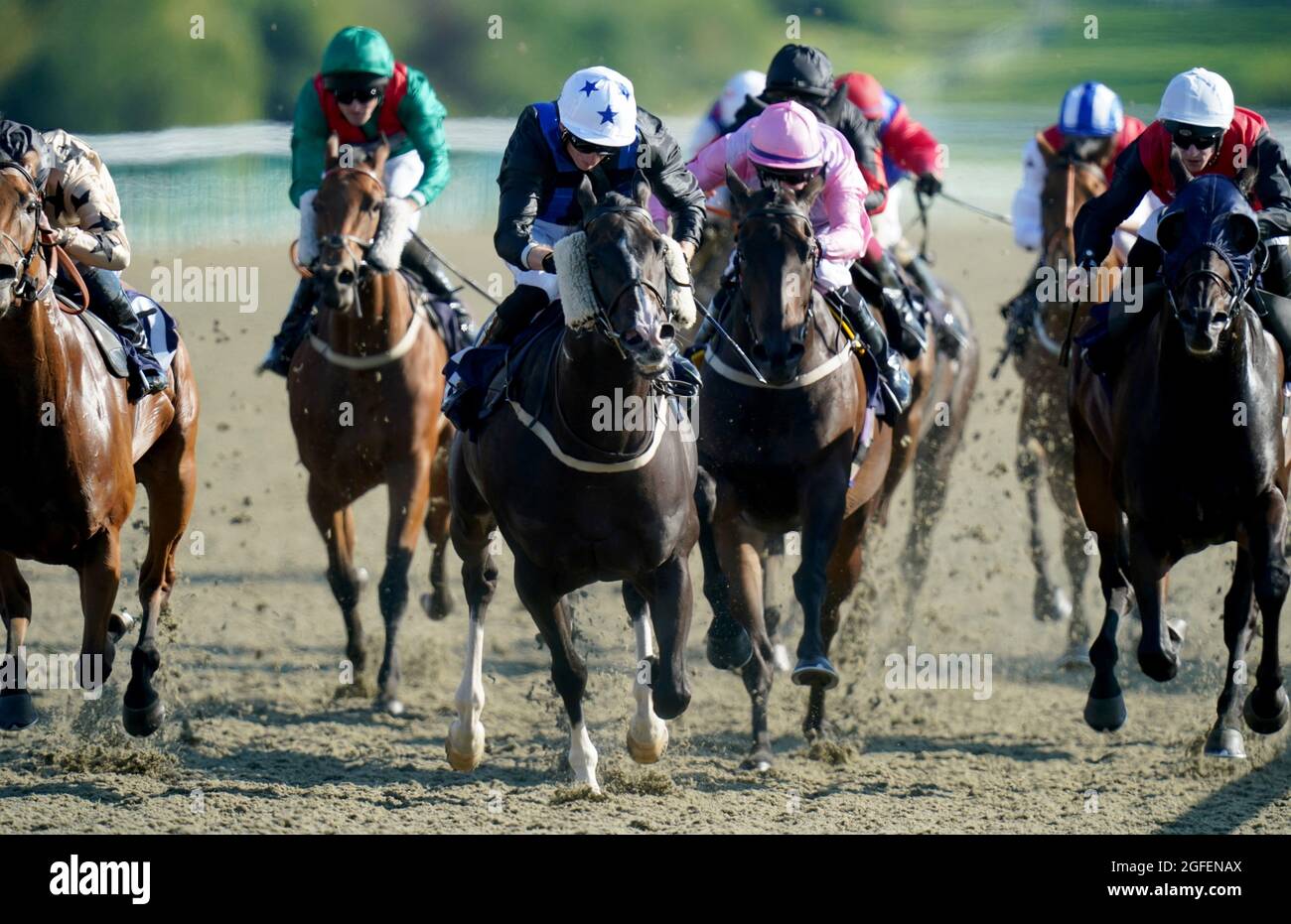 La perfetta sinfonia di Thomas Greatrex (centro) vince la Racing League su Sky Sports Racing handicap all'ippodromo di Lingfield Park. Data foto: Mercoledì 25 agosto 2021. Vedi la storia della Pennsylvania RACING Lingfield. Il credito fotografico dovrebbe essere: Adam Davy/PA filo. RESTRIZIONI: L'uso è soggetto a restrizioni. Solo per uso editoriale, nessun uso commerciale senza previo consenso da parte del titolare dei diritti. Foto Stock