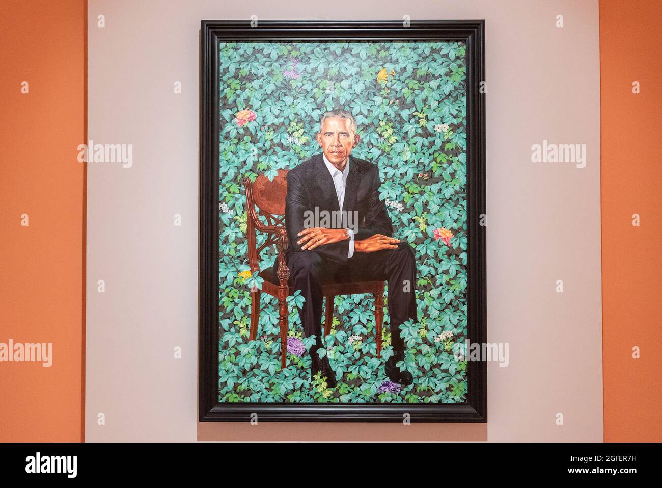 Come parte del 'Five-City National Tour' dello Smithsonian, il ritratto del presidente Barack Obama, dipinto da Kehinde Wiley, è in mostra al Brooklyn Museum di Brooklyn, NY, da agosto 27 a ottobre 24, 2021. (Foto di Gabriele Holtermann/Sipa USA) Credit: Sipa USA/Alamy Live News Foto Stock