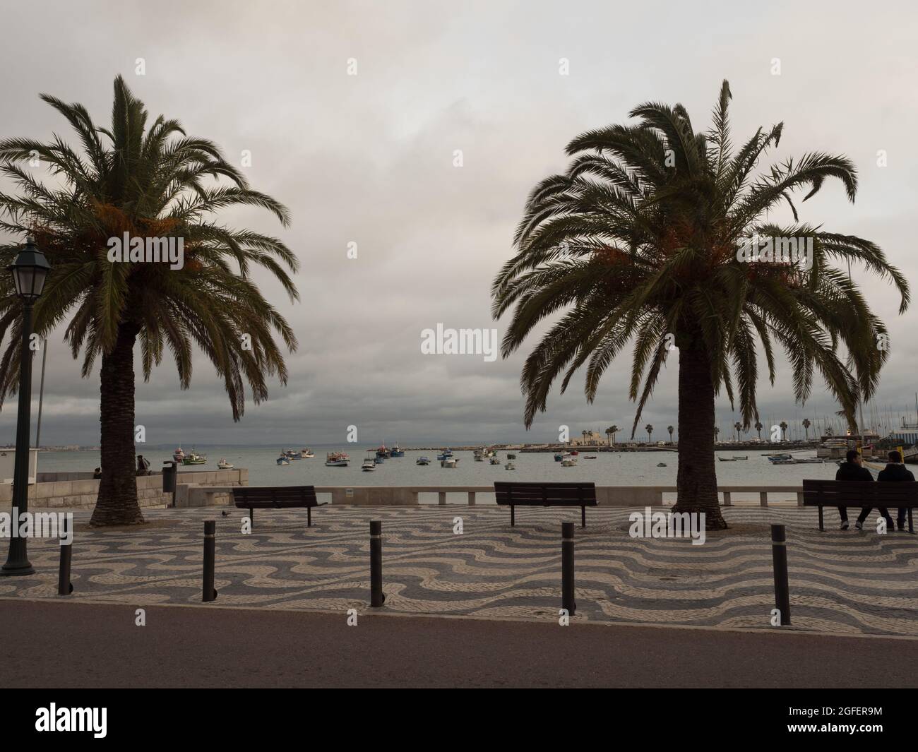 Cascais, Portogallo - Gen 2019: Vista sul lungomare, il porto turistico e la spiaggia di Ribeira a Cascais, Baía De Cascais Foto Stock