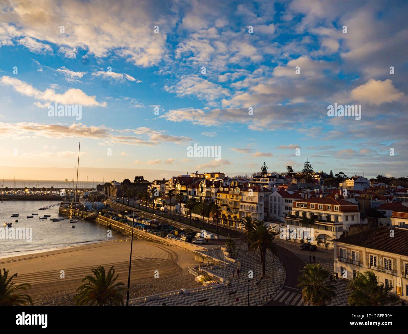 Cascais, Portogallo - Gen 2019: Vista panoramica sulla città di Casacais con porticciolo, spiaggia di Ribeira al mattino, Europa Foto Stock