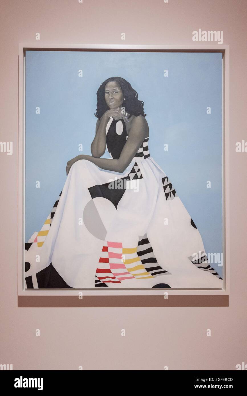 Come parte del 'Five-City National Tour' dello Smithsonian, il ritratto di First Lady Michelle Obama, dipinto da Amy Sherald, è in mostra al Brooklyn Museum di Brooklyn, NY, da agosto 27 a ottobre 24, 2021. (Foto di Gabriele Holtermann/Sipa USA) Credit: Sipa USA/Alamy Live News Foto Stock