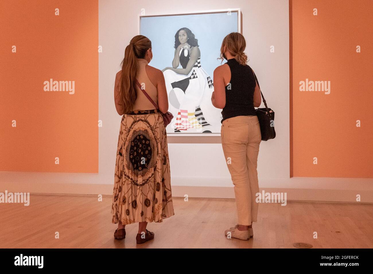 I visitatori più in anticipo potranno ammirare il ritratto di First Lady Michelle Obama dipinto da Amy Sherald e esposto al Brooklyn Museum di Brooklyn, NY, dal 27 agosto al 30 ottobre 24, 2021. (Foto di Gabriele Holtermann/Sipa USA) Credit: Sipa USA/Alamy Live News Foto Stock
