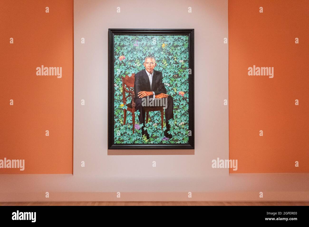 Come parte del 'Five-City National Tour' dello Smithsonian, il ritratto del presidente Barack Obama, dipinto da Kehinde Wiley, è in mostra al Brooklyn Museum di Brooklyn, NY, da agosto 27 a ottobre 24, 2021. (Foto di Gabriele Holtermann/Sipa USA) Credit: Sipa USA/Alamy Live News Foto Stock