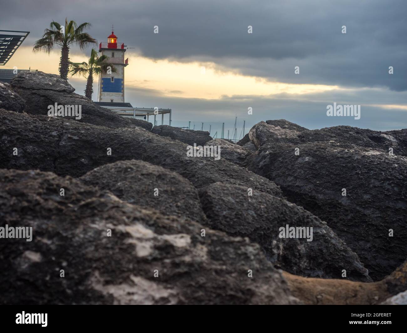 Vista all'alba del faro di Santa Marta a Cascais, Portogallo. Foto Stock