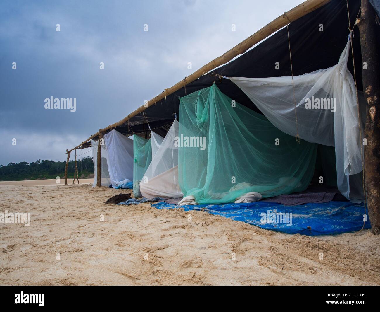 Campeggio sulla spiaggia di Amazon. Pernottamento sulla sabbia sotto le  zanzariere Foto stock - Alamy