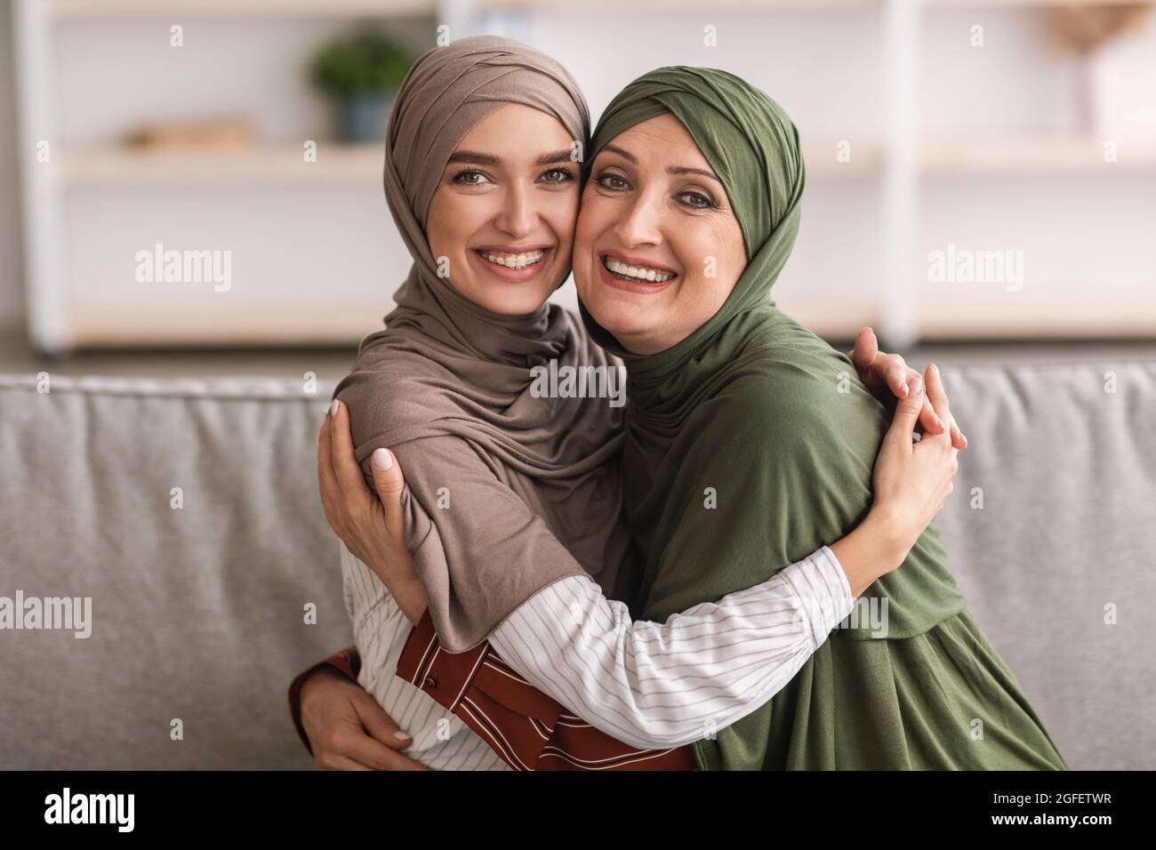 Madre allegra del Medio Oriente e figlia dell'adulto che abbraccia a casa Foto Stock
