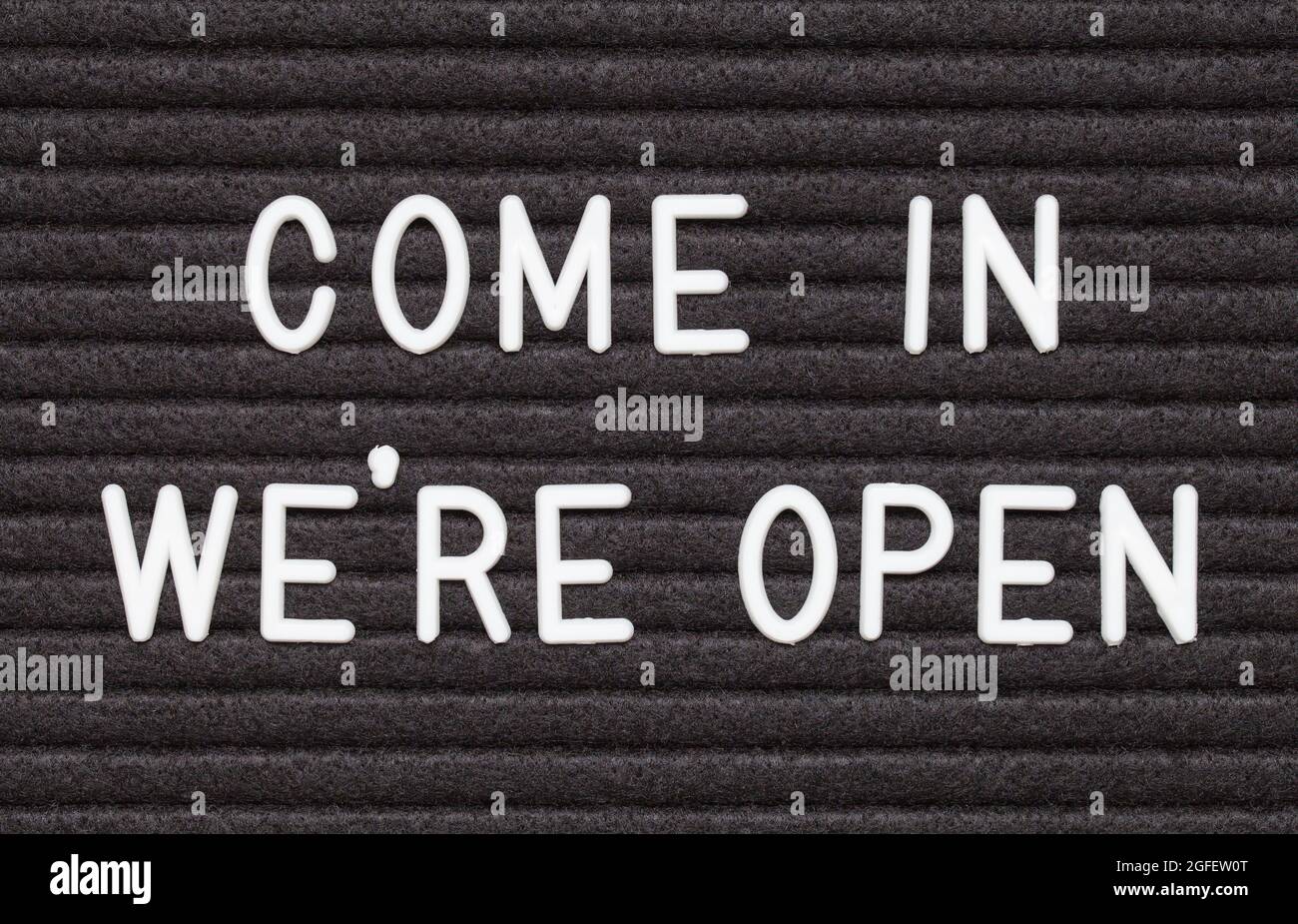 Come in We're Open Felt Letter Board Sign. Foto Stock