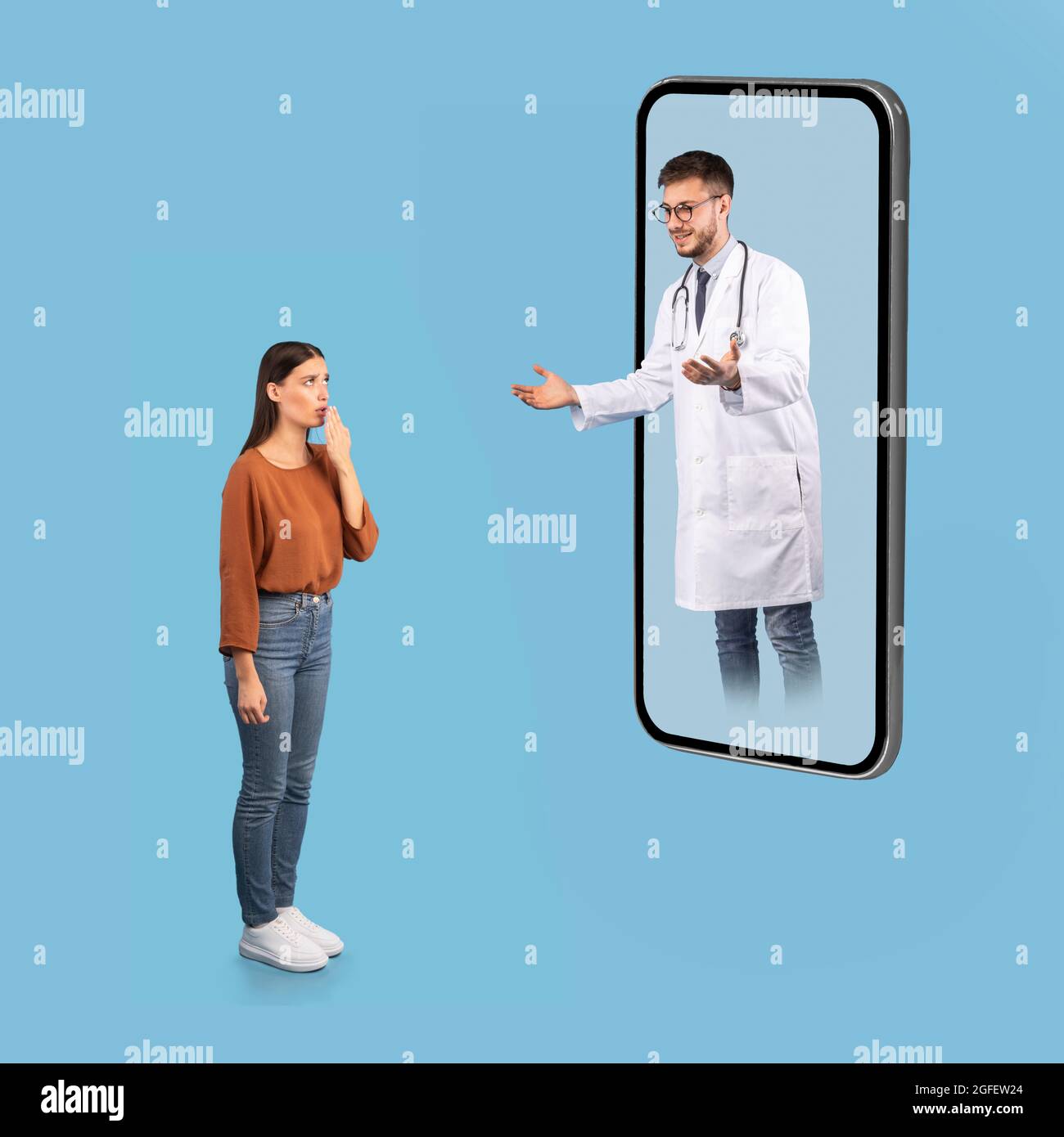 Maschio medico Consulente paziente malato da schermata telefono, sfondo blu Foto Stock