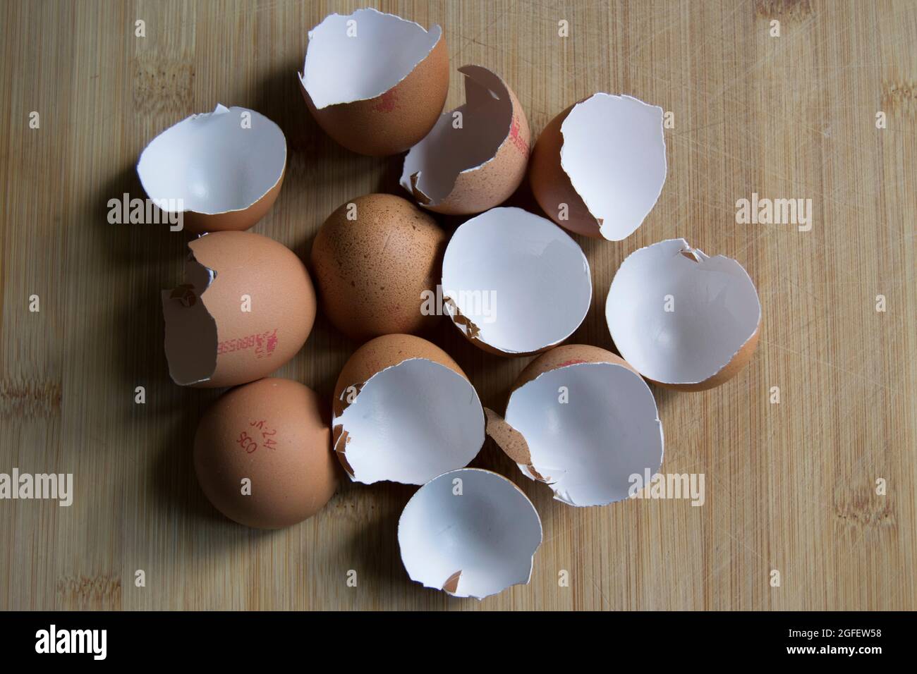 Gusci di uovo vuoti marroni macchiati sul piano di lavoro della cucina Foto Stock