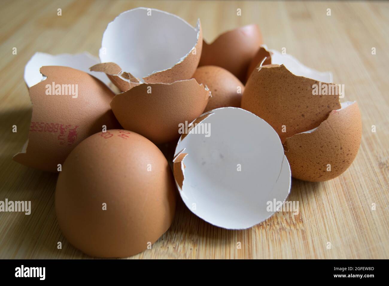 Gusci di uovo vuoti marroni macchiati sul piano di lavoro della cucina Foto Stock