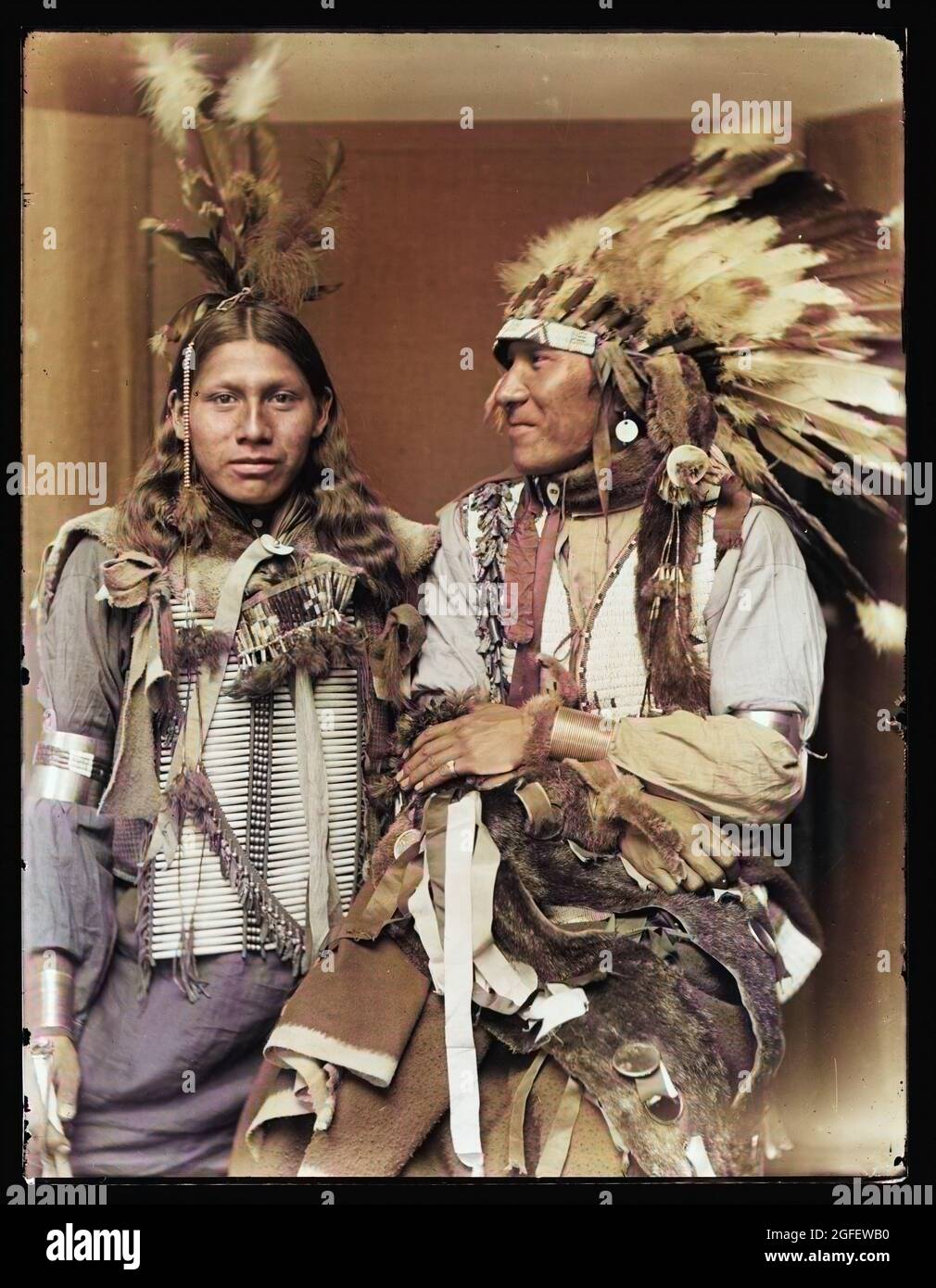 Santo fra- sinistra e Big Turnips, nativi americani / indiani americani. Probabilmente membri del Buffalo Bill's Wild West Show. C 1900. Foto colorata. Foto Stock