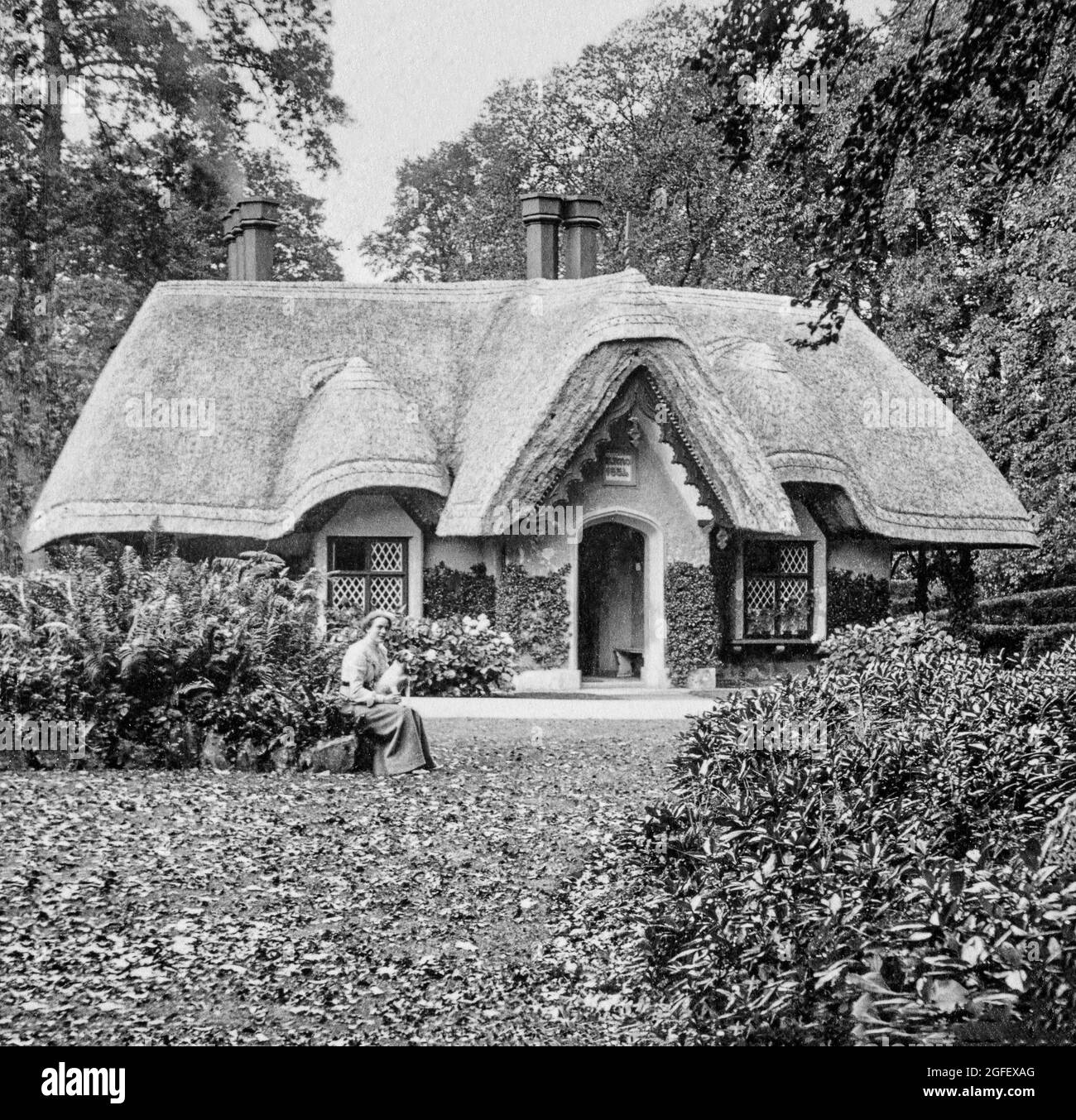 Una fotografia del 20esimo secolo di uno dei cottage orne's Lodge all'ingresso della tenuta di Lord Kenmare, ora nel Parco Nazionale di Killarney nella contea di Kerry, in Irlanda Foto Stock