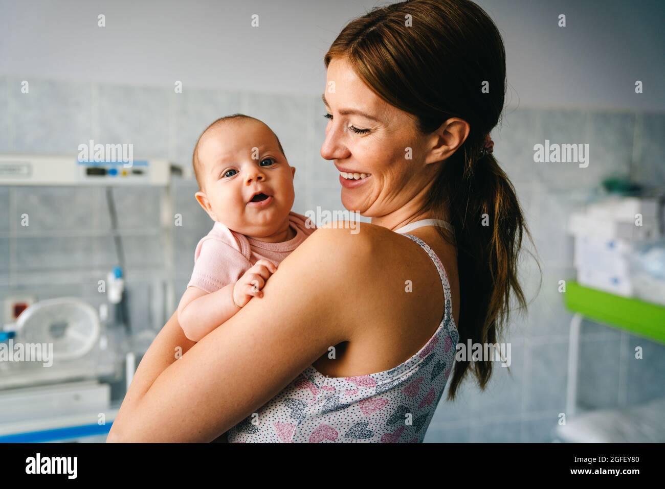 Bambino e madre in ospedale. Nuovo concetto di vita. Foto Stock