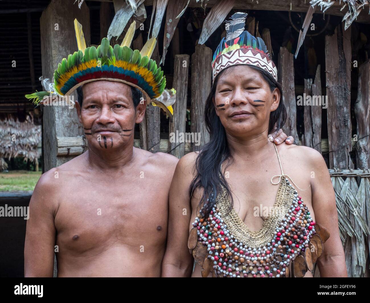 Iquitos, Perù - Dicembre 11 2019: Indiano dalla tribù di Bora nel suo costume locale. Amazzonia. America Latina. Bacino del Rio delle Amazzoni. Foto Stock