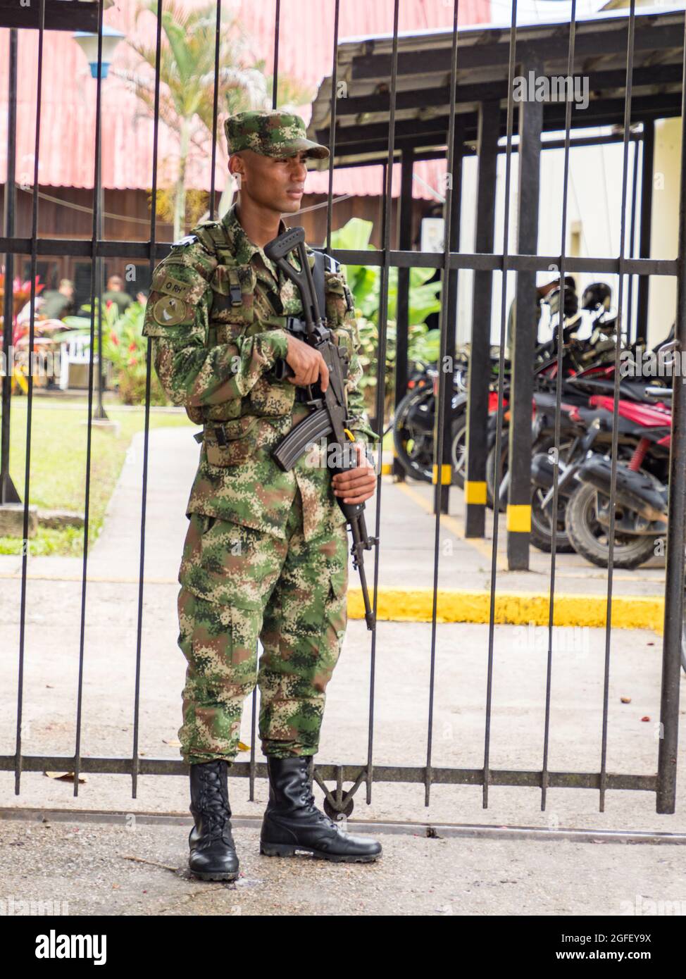 Leticia, Colombia - Dicembre 2019: Ritratto di un soldato con una pistola in guardia ai confini di tre paesi - Brasile, Colombia e Perù. Amazzonia. Foto Stock