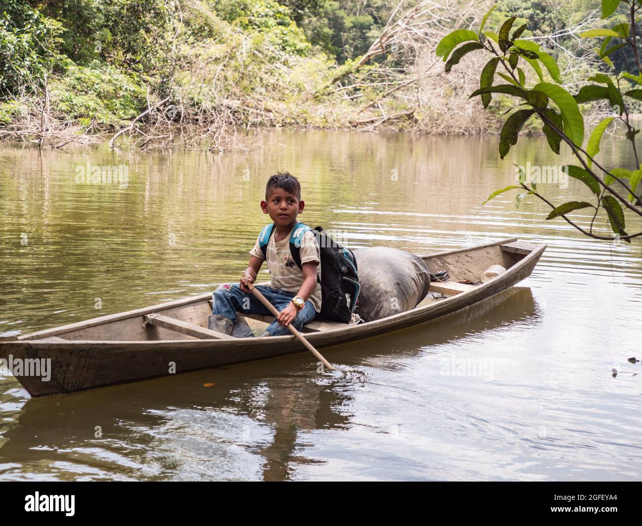 Santa Rita, Perua - Sep 2017: Ritratto di un ragazzo su una piccola barca di legno - abitante locale della foresta pluviale amazzonica. Amazzonia. America Latina Foto Stock