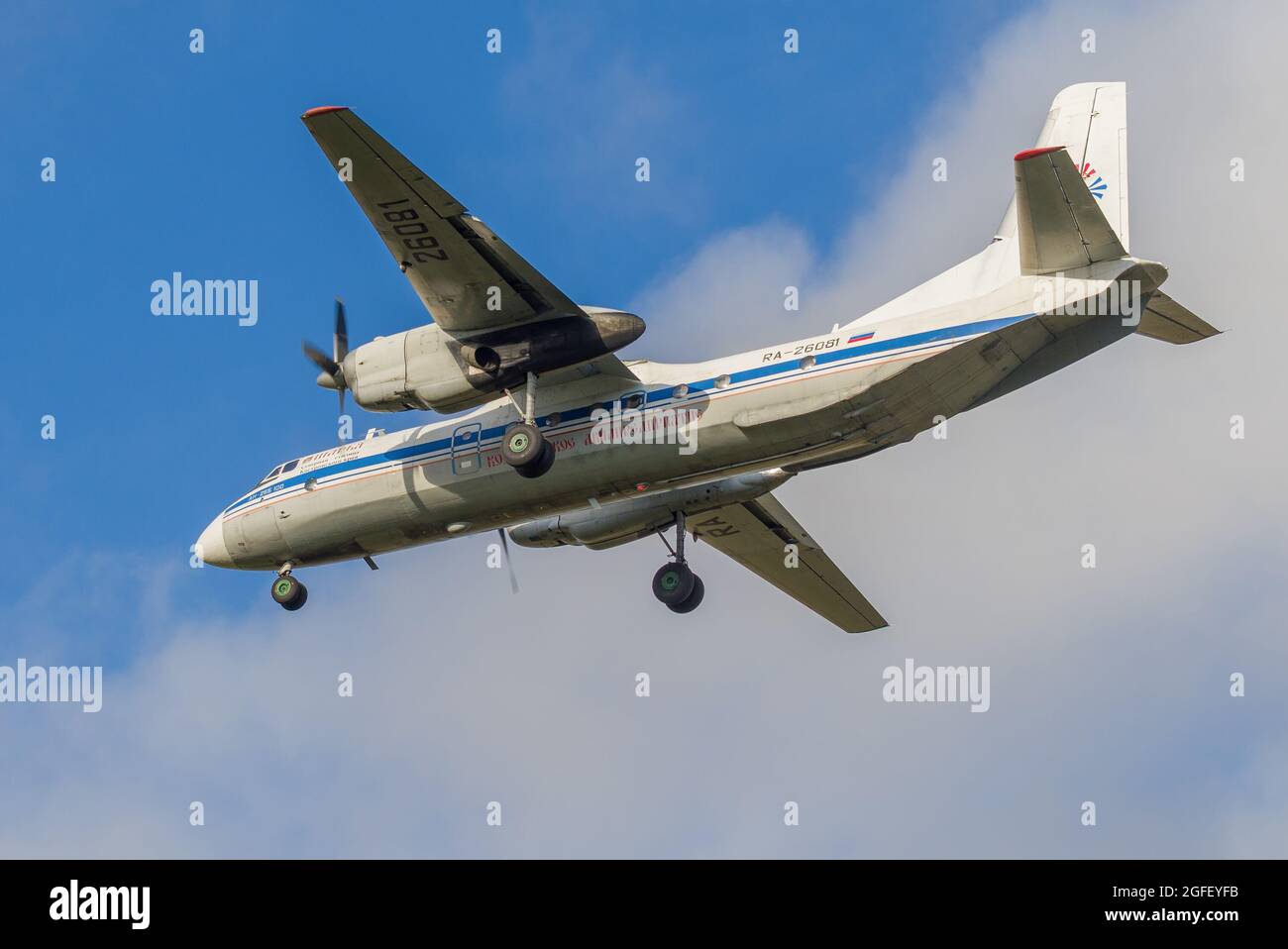 ST. PETERSBURG, RUSSIA - 28 OTTOBRE 2020: Aereo AN-26B-100 'Sharya' (RA-26081) della compagnia aerea Kostroma che vola in aereo Foto Stock