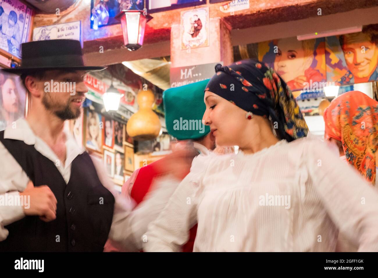 Ballerini impegnati in una danza popolare portoghese. Lisbona, Portogallo. Foto Stock