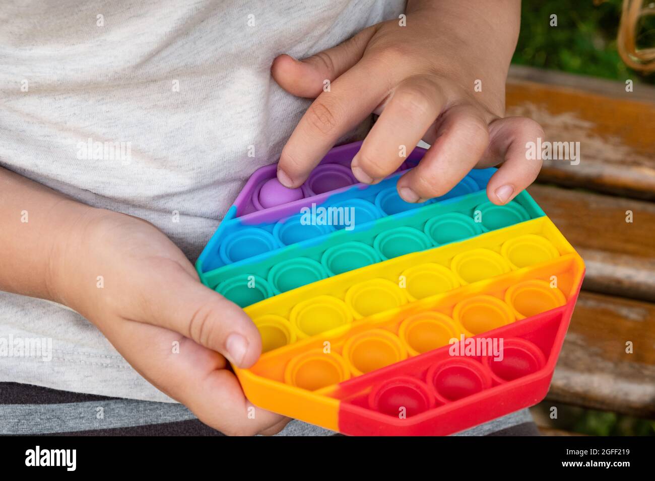 Gioco per bambini con la pressione delle dita colorato pop it fidget giocattolo. Foto Stock