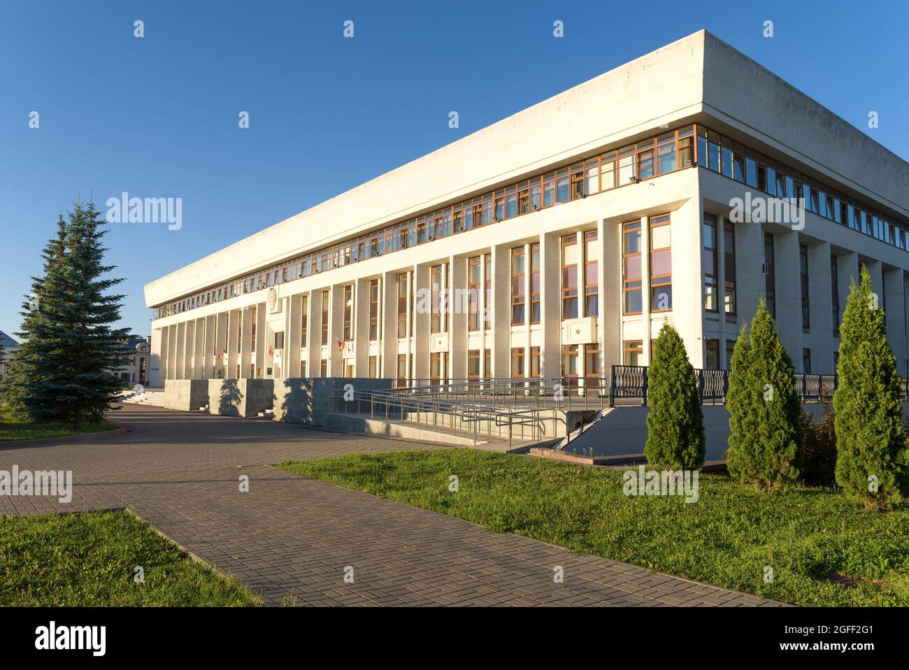 KALUGA, RUSSIA - 07 LUGLIO 2021: Facciata dell'edificio dell'amministrazione regionale in luce di luglio soleggiato Foto Stock