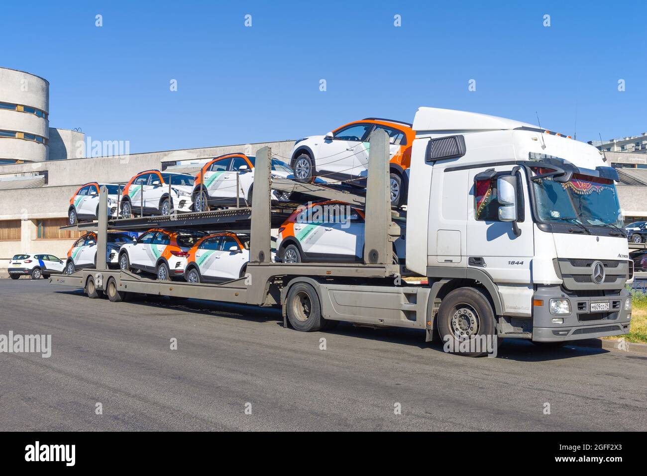SAN PIETROBURGO, RUSSIA - 17 LUGLIO 2021: Autotrasporto con nuove automobili della società di car sharing Delimobil in una giornata di sole Foto Stock