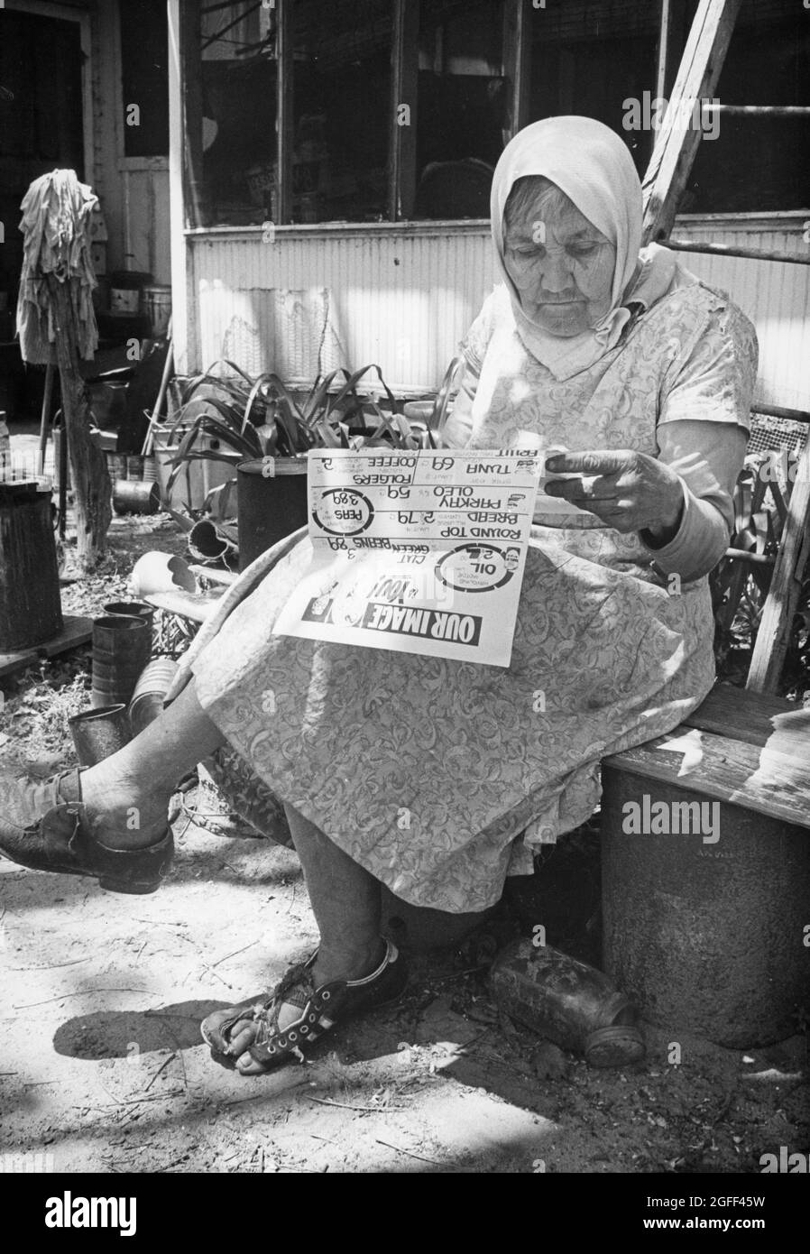 Calvert Texas USA, 1977: Foto caratteristica per il giornale sulla donna anziana, Elizabeth Meier di Calvert, Texas che è stato vedova anni prima e ha vissuto in una casa run-down in una piccola città del Texas nella contea di Grimes. ©Bob Daemmrich Foto Stock